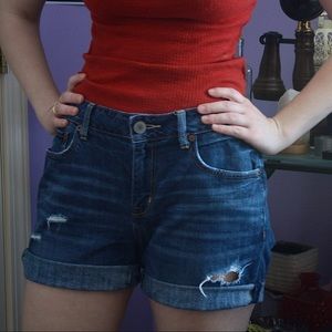 ❀ American Eagle distressed jean shorts
